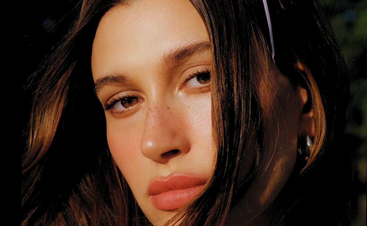 Hailey Bieber luce deslumbrante anillo de oro tras convertirse en mamá