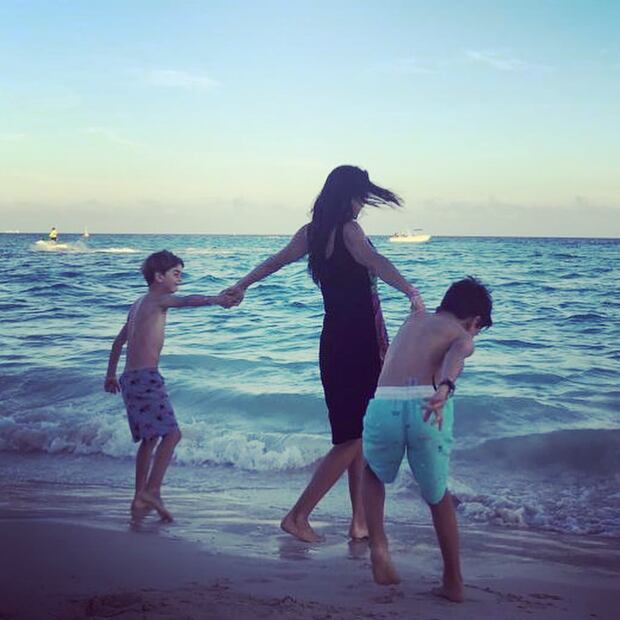 Paola Rojas vive un momento inolvidable con sus hijos en el mar