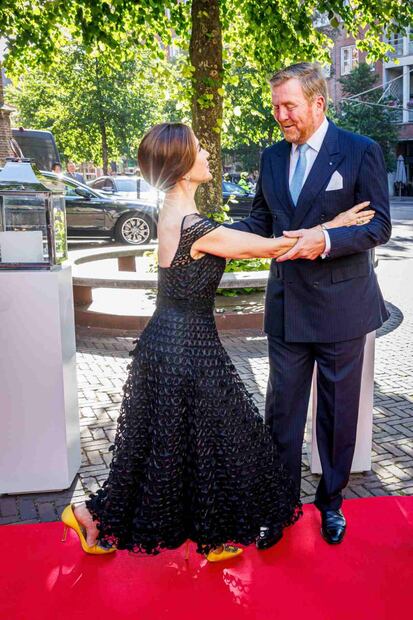 Mary de Dinamarca casi pierde la zapatilla Manolo Blahnik, como una Cenicienta moderna