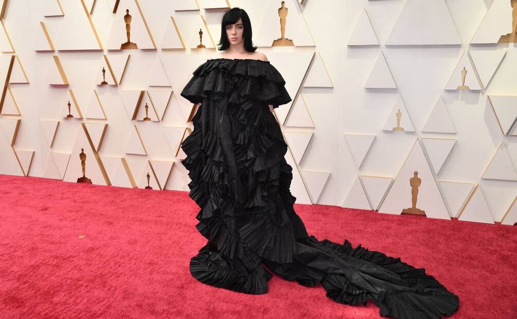Billie Eilish cambió su estilo casual a uno glamuroso en los Oscars 2022