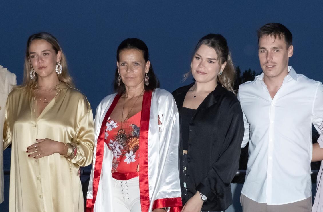 Estefanía de Mónaco posa orgullosa con sus 3 hijos en un evento benéfico contra el SIDA 