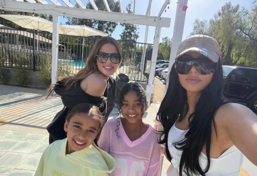 Khloé Kardashian, Kim Kardashian e hijos. (Foto: Instagram)
