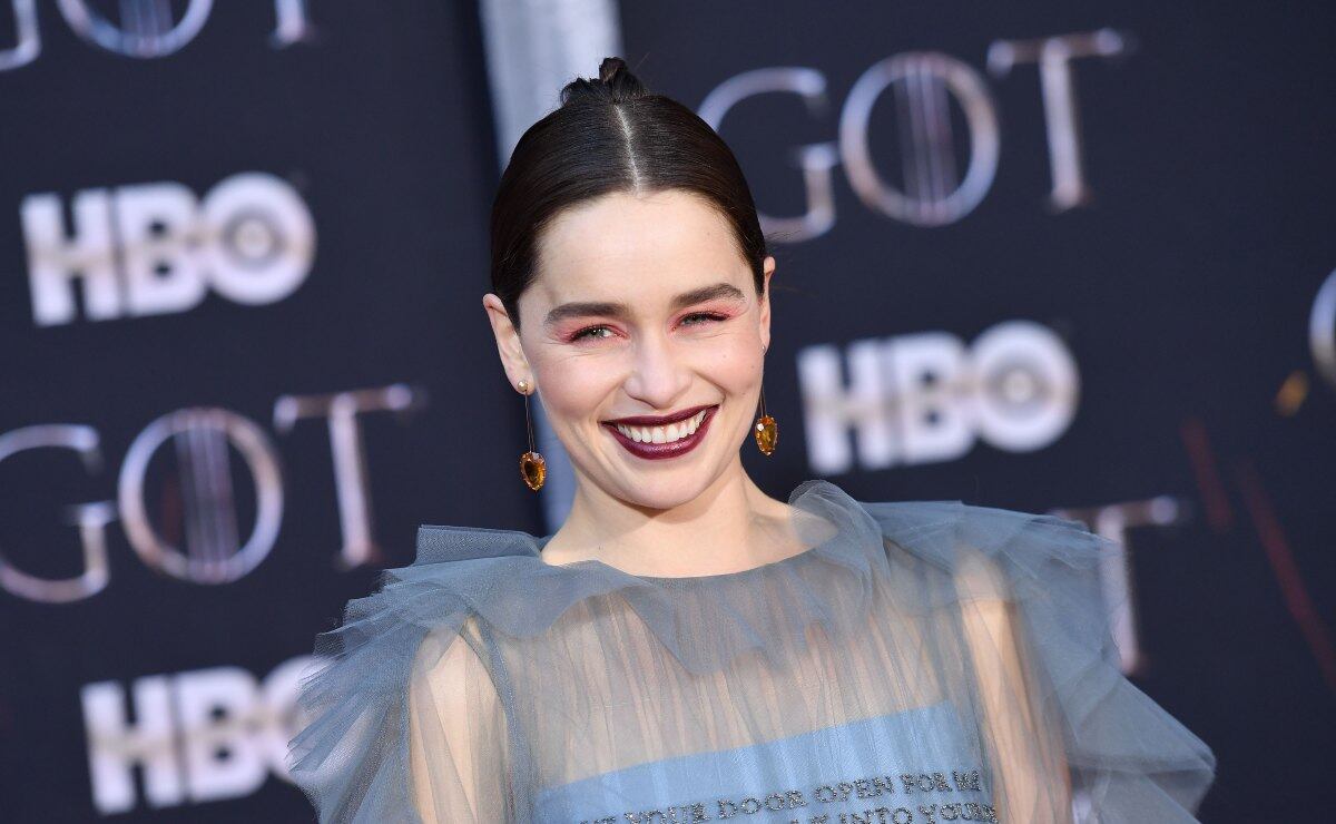 Emilia Clarke crea una heroína que gana poder con su menstruación