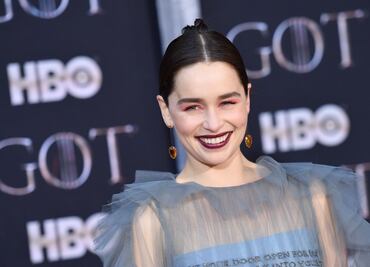 Emilia Clarke crea una heroína que gana poder con su menstruación
