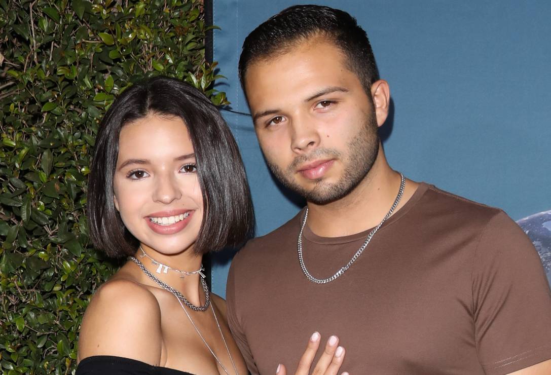Ángela Aguilar se divierte en Disneyland y sorprende con sexy look