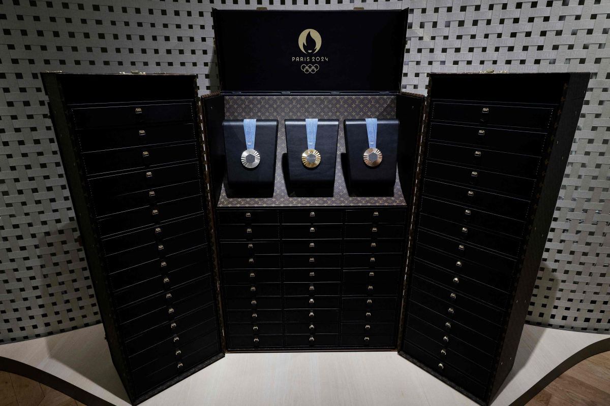 Baúl de Louis Vuitton creado para guardar las medallas olímpicas / Foto: AFP