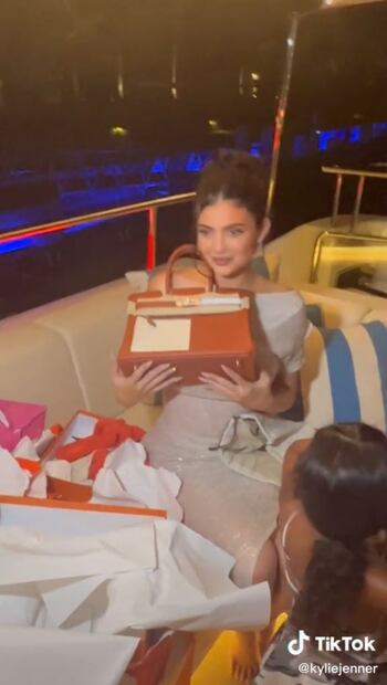 Kylie Jenner recibe un exclusivo bolso Hermès de 2 millones de pesos