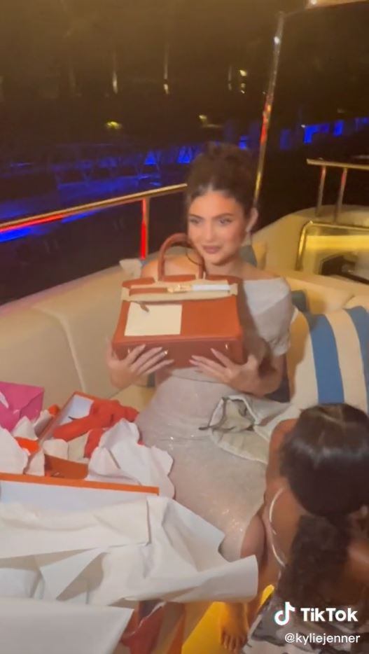 Kylie Jenner recibe un exclusivo bolso Hermès de 2 millones de pesos