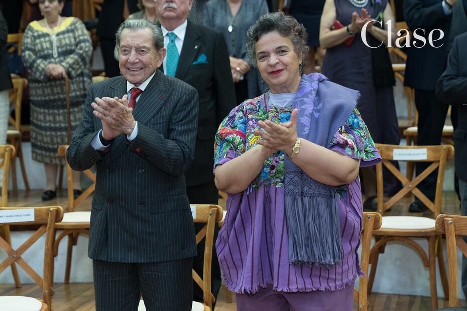 Acompañado de Constanza Creel, Lorenzo Lazo recibe reconocimiento
