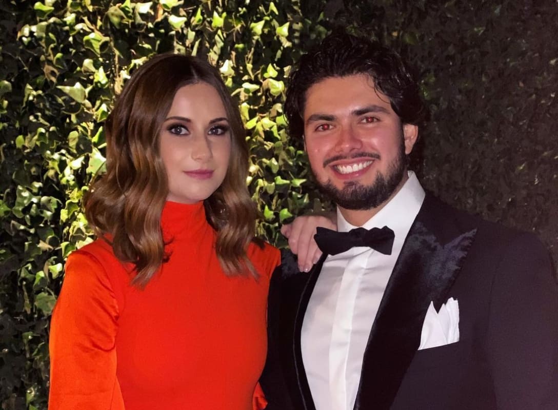 Alejandro Peña y Marian Ralph en una boda durante 2021 / Foto: Instagram