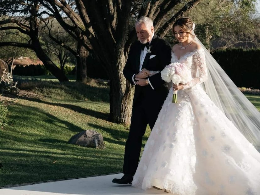 Sofía Castro el día de su boda junto a su papá, José Alberto Castro / Foto: Instagram @sofia_96castro