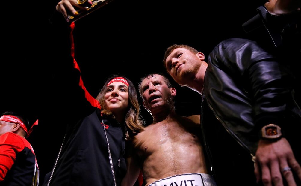 “Canelo” Álvarez asiste a ver la pelea de Julio César Chávez