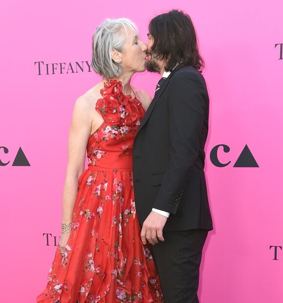 Keanu Reeves y su novia Alexandra Grant, muy enamorados comparten un romántico beso frente a las cámaras