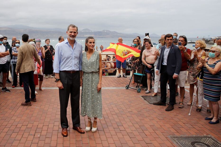 La reina Letizia impacta en su viaje a Canarias con vestido 'low cost'