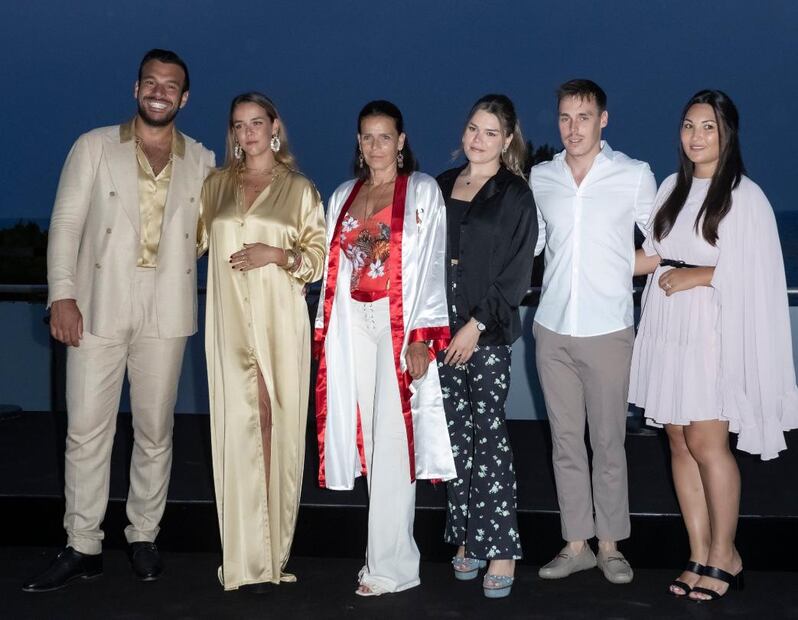 Estefanía de Mónaco posa orgullosa con sus 3 hijos en un evento benéfico contra el SIDA 