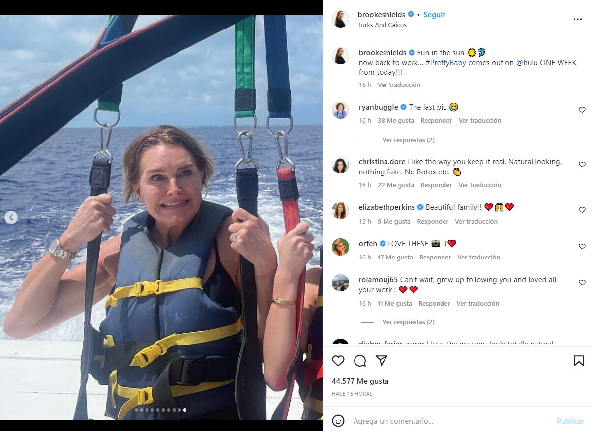 Brooke Shields luce su belleza al natural con un top de bikini blanco