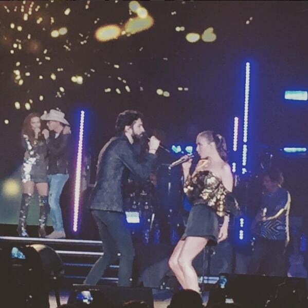 VIDEO: El beso de Erik Rubín y Thalía en el escenario 