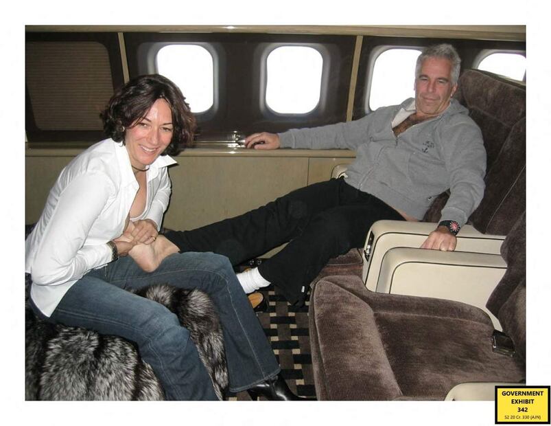 Ghislaine Maxwell carga con el polémico pasado de Robert Maxwell, su padre