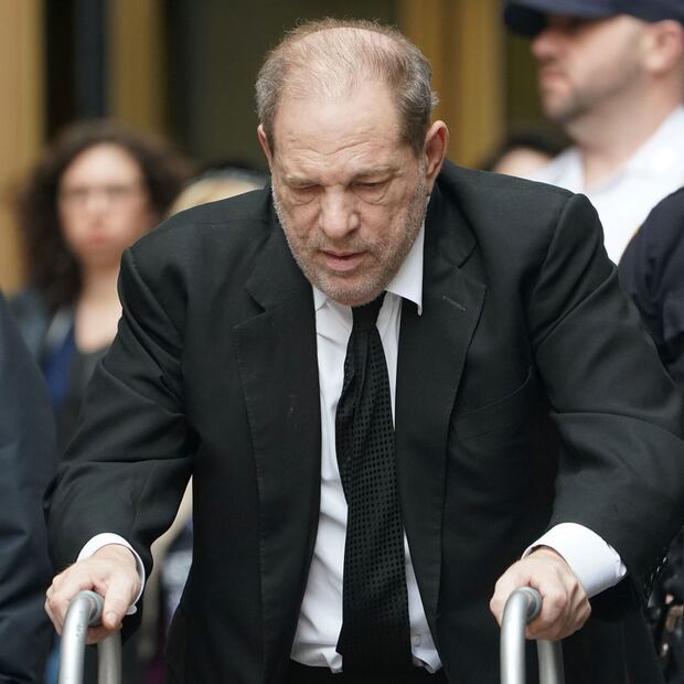 Llevan el himno "Un violador en tu camino" al juicio del productor Harvey Weinstein