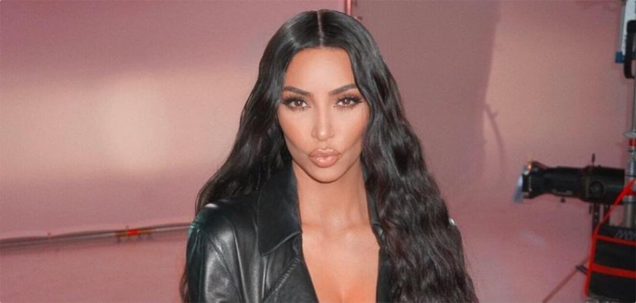 Kim Kardashian comparte impactantes imágenes de su cuerpo con psoriasis