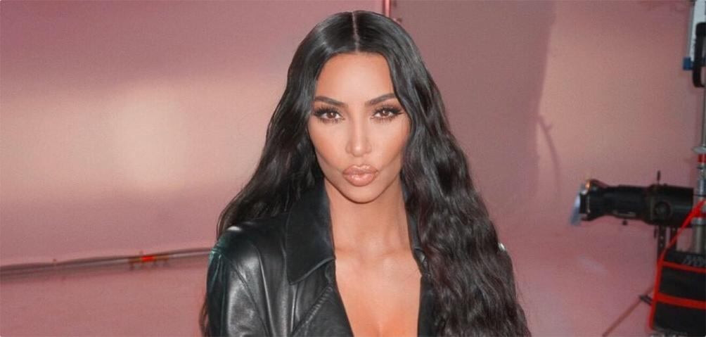 Kim Kardashian comparte impactantes imágenes de su cuerpo con psoriasis