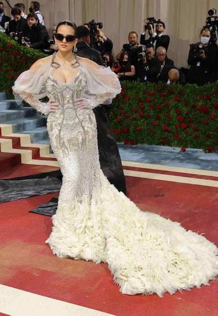 Rosalía, forrada de perlas y pedrería, conquista el MET Gala 2022 