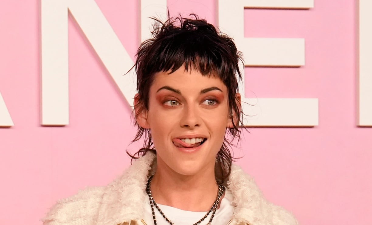 Kristen Stewart, de minifalda y flequillo, luce espectacular de Chanel