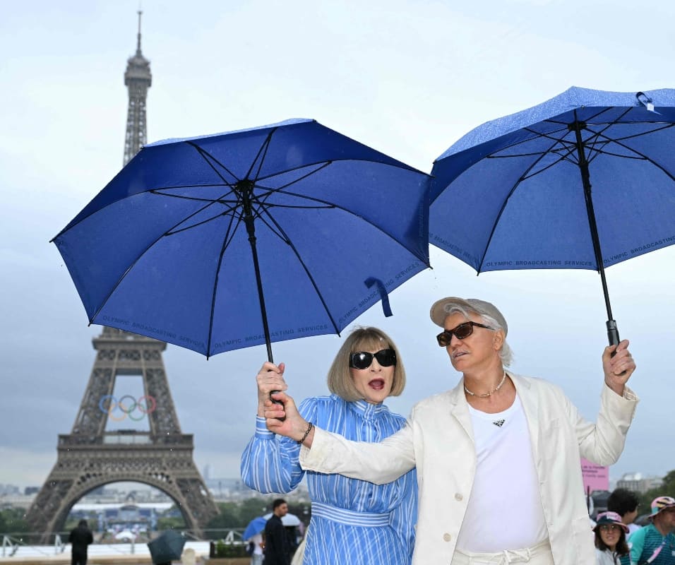 Anna Wintour y Baz Luhrmann en la ceremonia de inauguración de los Juegos Olímpicos de París 2024 / Foto: AFP