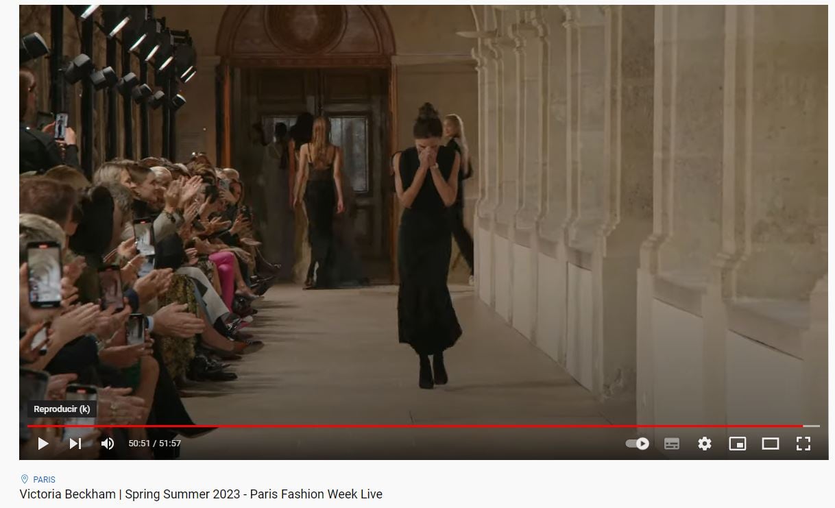 Victoria Beckham rompe en llanto cuando ve a Brooklyn Beckham y Nicola Peltz en su desfile de moda en París