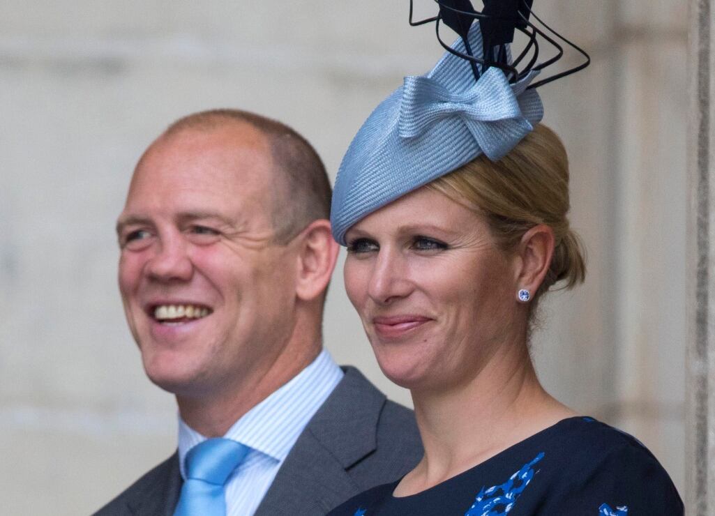 Zara Tindall y su esposo viajan en clase turista, siguen ejemplo de Carlos III
