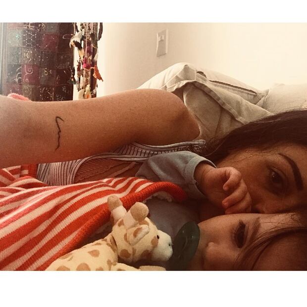 Lúa roba cámara al "decorar" el baby bump de Zuria Vega