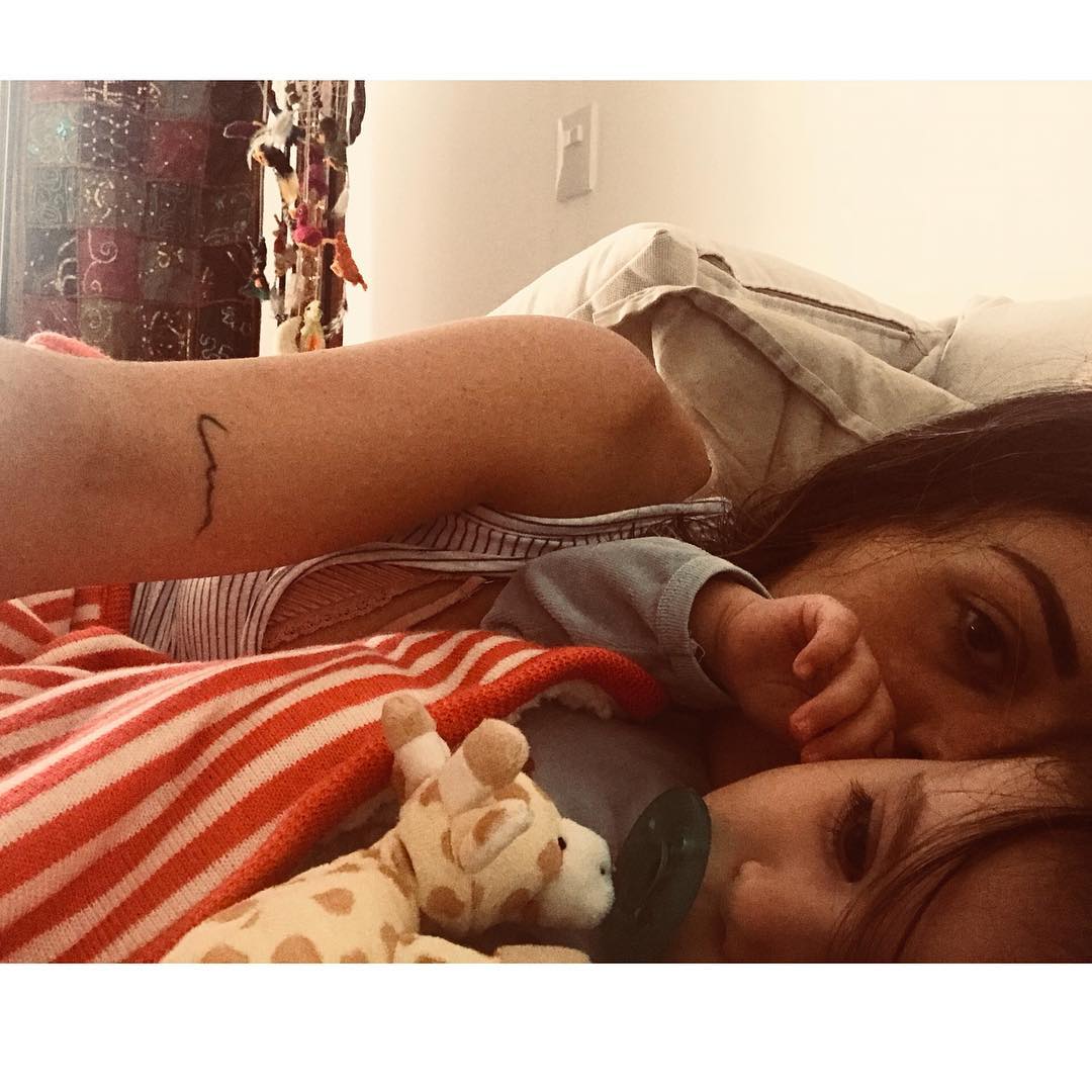 Lúa roba cámara al "decorar" el baby bump de Zuria Vega