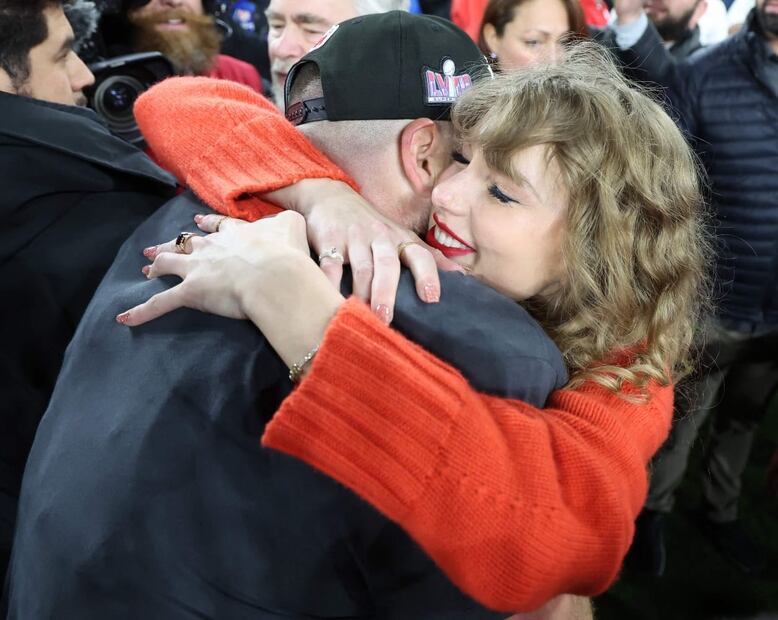 Taylor Swift y Travis Kelce después de ganar el pase al Super Bowl LVIII  / AFP