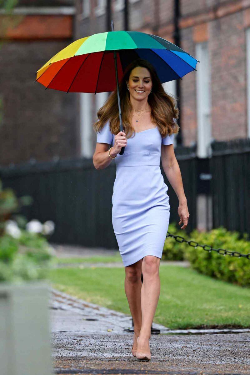 El fantástico look de Kate Middleton en un día de lluvia