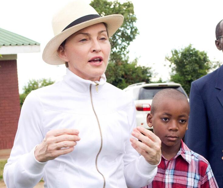Madonna comparte video de su hijo usando un vestido de seda
