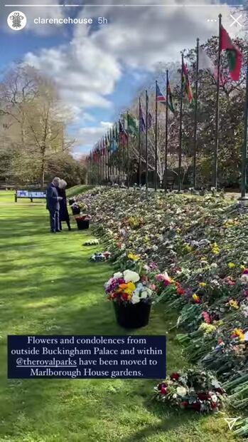 Carlos de Gales y Camila recorren enorme ofrenda para el duque de Edimburgo