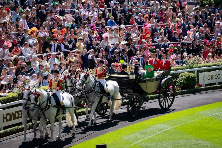 El carruaje real con el rey Carlos III, la reina Camilla, el príncipe William y el príncipe Faisal bin Salman Al Saud. (Foto: Max Cisotti/Dave Benett/Getty Images for Royal Ascot)