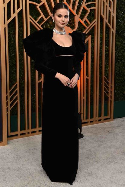 Selena Gomez sube descalza al escenario de los SAG Awards