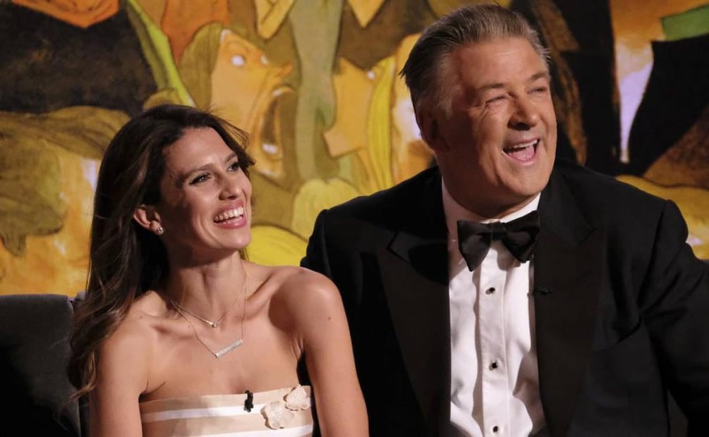 La esposa de Alec Baldwin presume el baby bump de su séptimo bebé