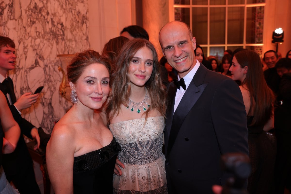 Lucia Ponti con sus padres Sasha Alexander y Edoardo Ponti. (Foto: Yunling Fang)