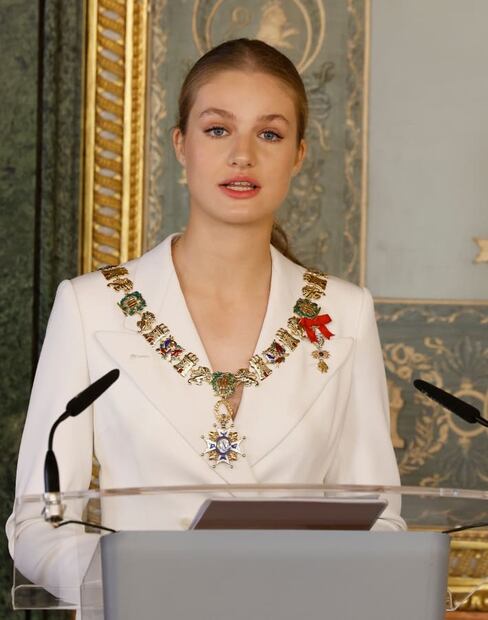 La princesa Leonor ofrece un discurso tras recibir el Collar de la Orden de Carlos III tras el acto de la jura de la Constitución / EFE