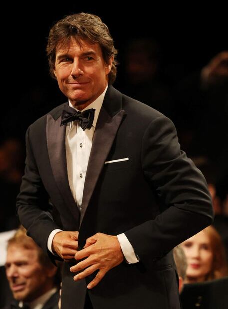 La peculiar felicitación navideña de Tom Cruise cuando se lanza de un avión