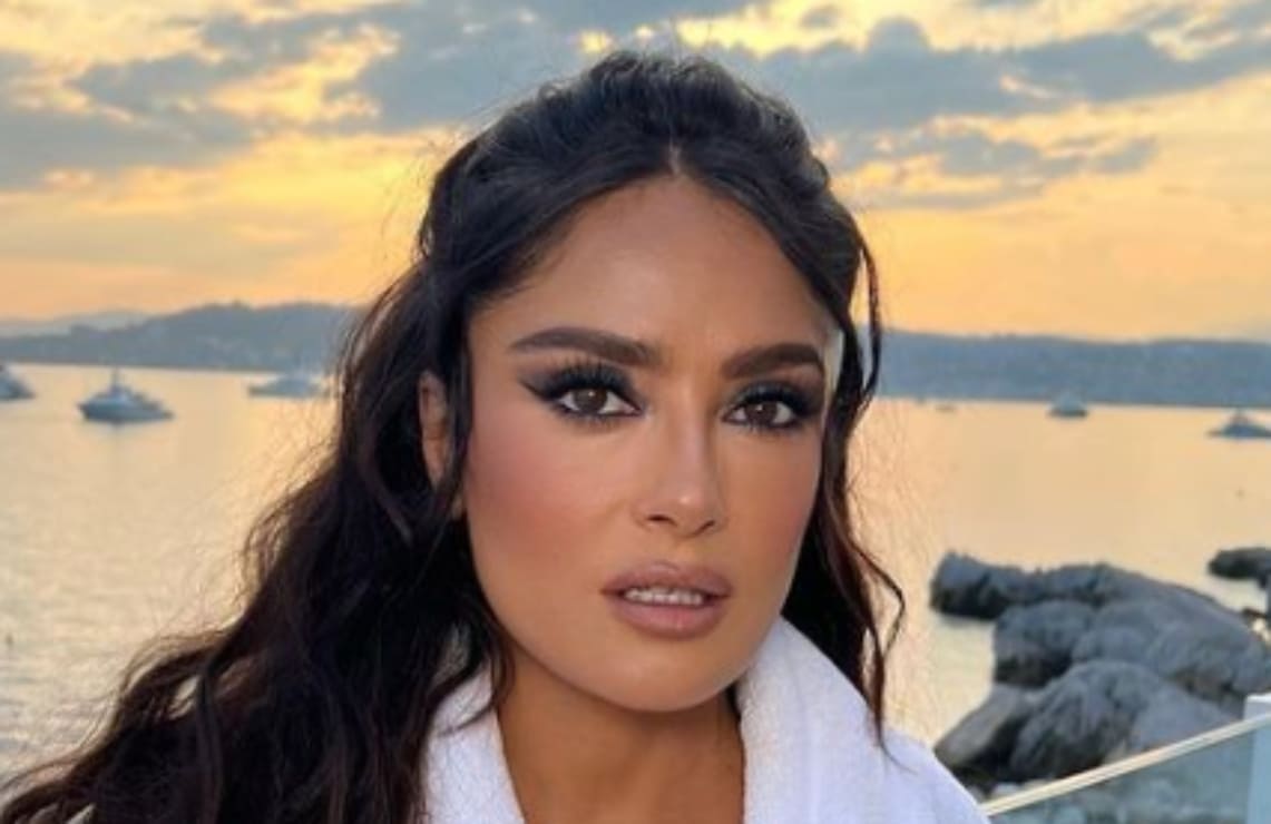 Salma Hayek luce su espectacular figura de visita en México