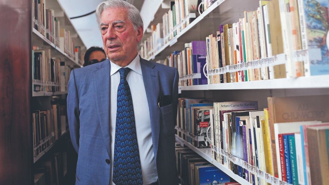 El hijo de Mario Vargas Llosa desmintió las alarmantes versiones sobre la salud del escritor / Foto: EFE