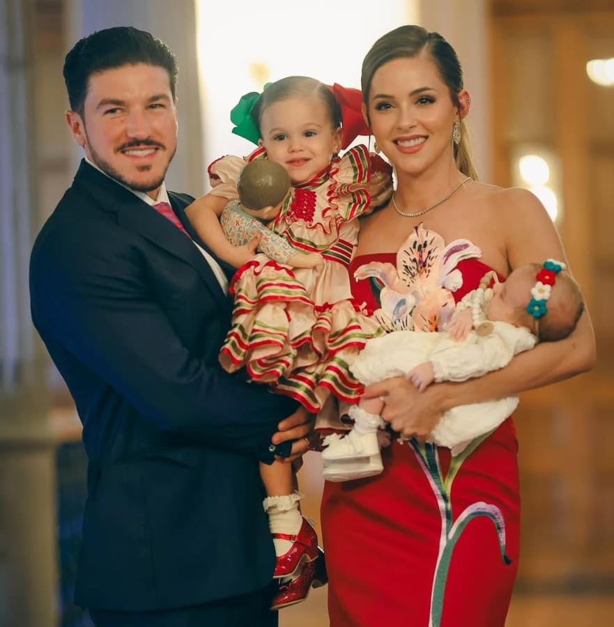 Samuel García y Mariana Rodríguez con sus hijas Mariel e Isabel / Foto: Instagram