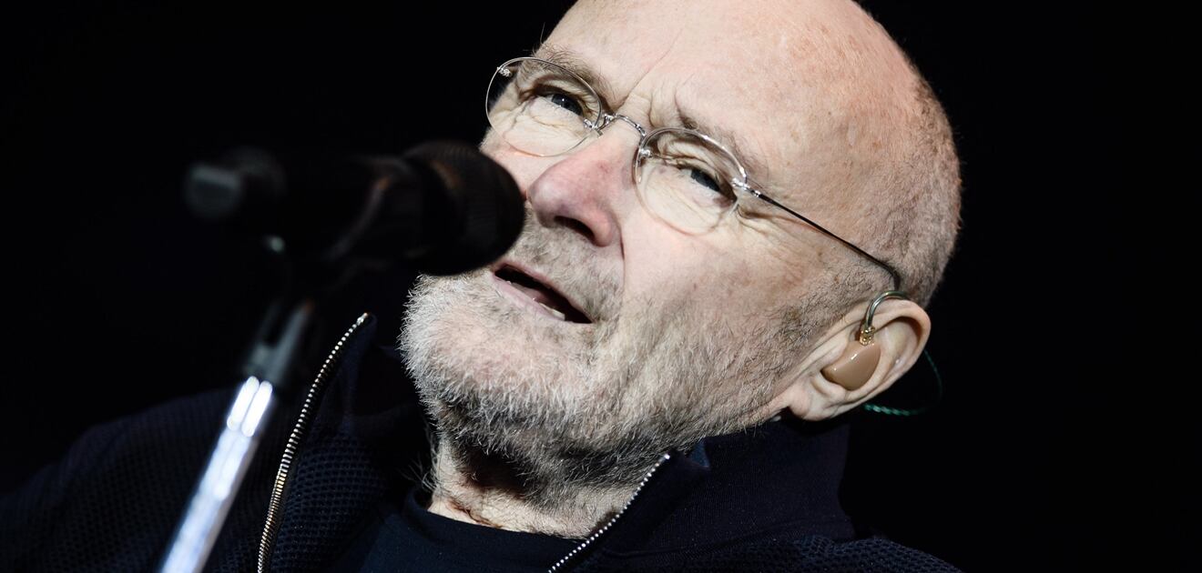 Phil Collins es captado en silla de ruedas y con bastón