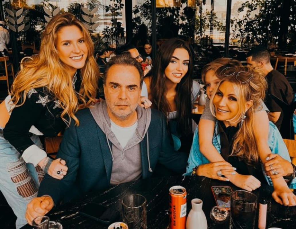 Daniela Castro y Gustavo Díaz Ordaz Castañón junto a sus hijos Daniela, Alexa y Gustavo / Instagram