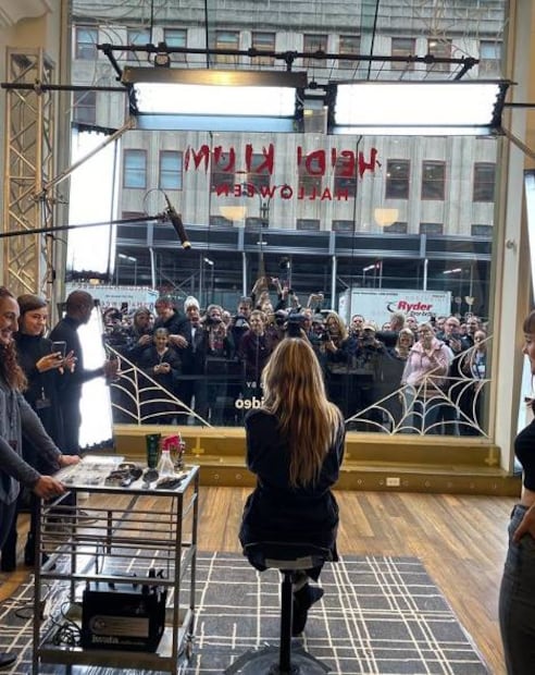 VIDEO: Heidi Klum y su transformación de Halloween en plena calle de Nueva York