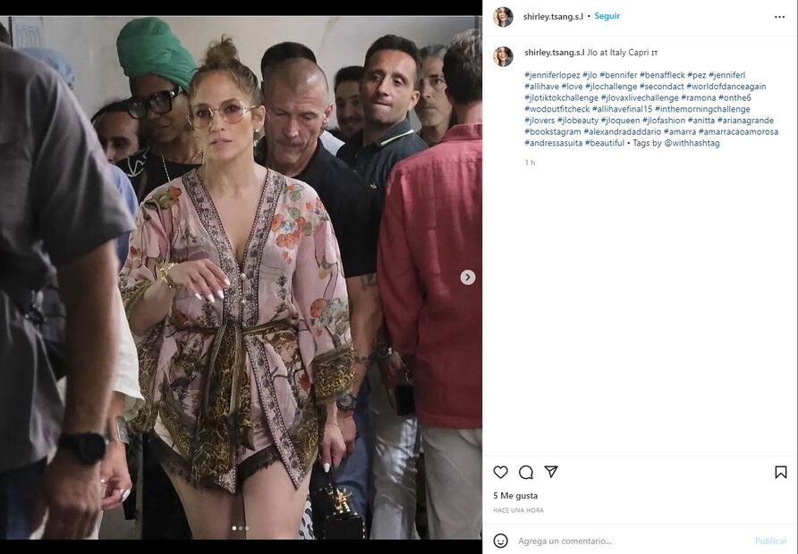 Jennifer Lopez, irreal con mini shorts y kimono de paseo en Italia