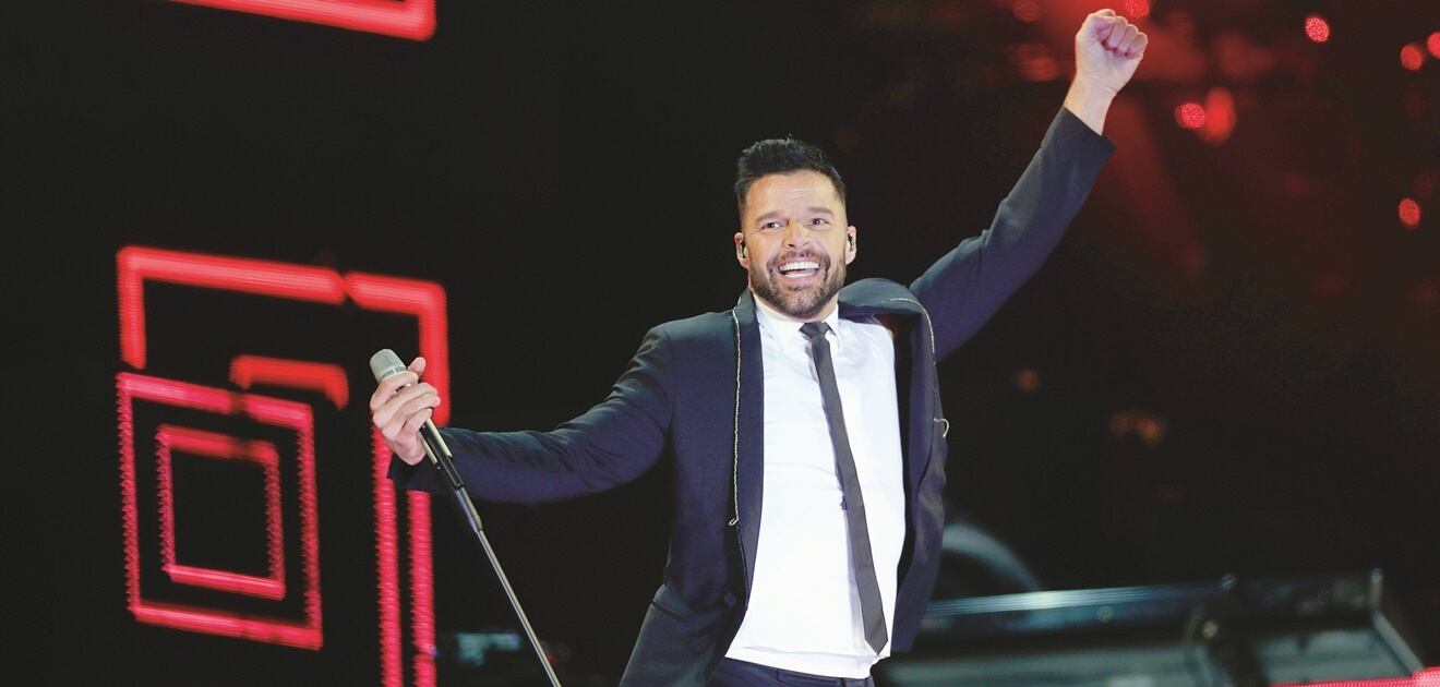 Ricky Martin sorprende al aparecer en brillos y transparencias 